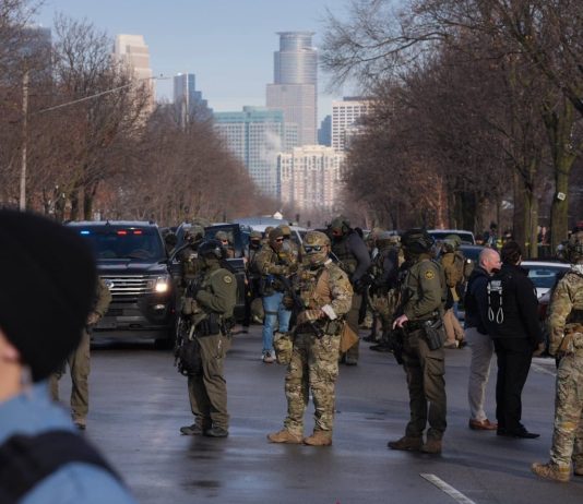 Agenti dell’ICE sparano e uccidono una donna a Minneapolis. Il sindaco “Andate via da qui”