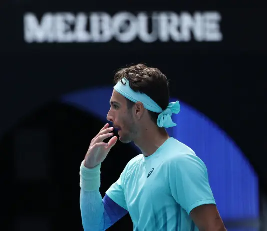 Australian Open, Musetti si fa male sul più bello: arriva il ritiro avanti 2 set a 0 contro Djokovic. Attesa per Sinner-Shelton