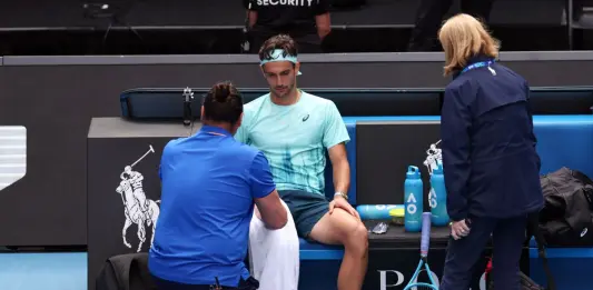 Australian Open, Musetti si fa male sul più bello: costretto al ritiro avanti 2 set a 0 su Djokovic