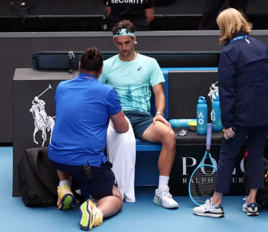 Australian Open, Musetti si fa male sul più bello: arriva il ritiro avanti 2 set a 0 contro Djokovic. Attesa per Sinner-Shelton