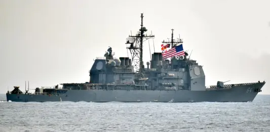 I Pasdaran aprono il fuoco contro quattro navi mercantili a Hormuz: “Risposta decisa se gli Usa ci riattaccano”