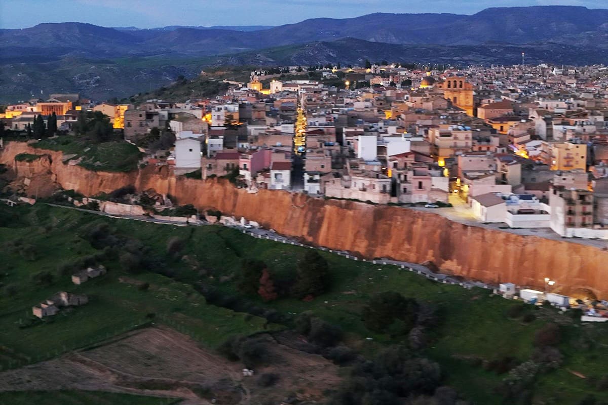 Frana a Niscemi, Schifani arrivato per il sopralluogo. Ciciliano “L’intera collina sta scendendo verso la piana di Gela”