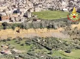 Frana a Niscemi, si indaga per disastro colposo. Meloni in visita: “Non si ripeterà quanto successo nel 1997” / Video