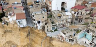 Niscemi, Musumeci “Stop al pagamento delle rate dei mutui”. Ciciliano “Frana più grande di quella del Vajont”
