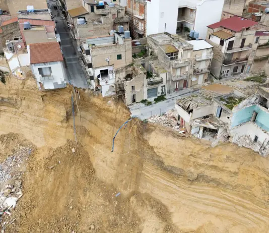 Niscemi, Musumeci “Stop al pagamento delle rate dei mutui”. Ciciliano “Evacuati quasi 1300 cittadini”. Esercito giunto sul posto per aiutare la comunità