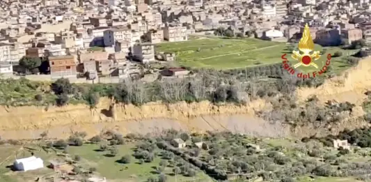 Frana a Niscemi, si indaga per disastro colposo. Meloni in visita: “Non si ripeterà quanto successo nel 1997” / Video