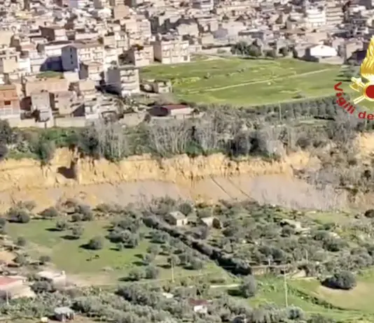 Maltempo, Meloni è a Niscemi per un sopralluogo / Video