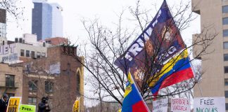 Maduro davanti al giudice di Manhattan, proteste e incertezza strategica di Trump scuotono il mondo