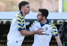 Il Parma batte il Lecce in rimonta nello scontro salvezza, 1-2 al Via del Mare