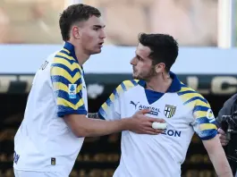 Il Parma batte il Lecce in rimonta nello scontro salvezza, 1-2 al Via del Mare
