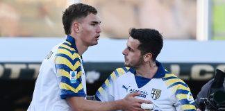 Il Parma batte il Lecce in rimonta nello scontro salvezza, 1-2 al Via del Mare