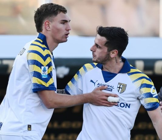 Il Parma batte il Lecce in rimonta nello scontro salvezza, 1-2 al Via del Mare