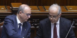 Circolare Piantedosi-Valditara per il contrasto ai coltelli nelle scuole, previsto anche l’uso di metal detector