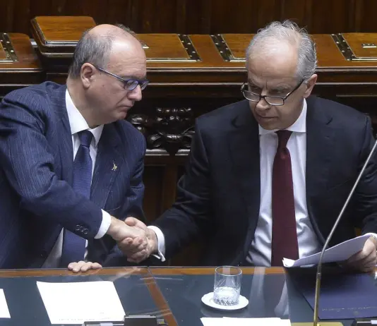 Circolare Piantedosi-Valditara per il contrasto ai coltelli nelle scuole, previsto anche l’uso di metal detector