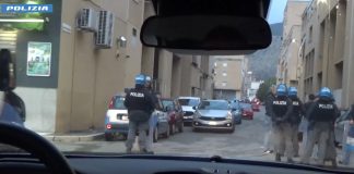 Blitz della Polizia allo Zen di Palermo, sequestrate 4 pistole e oltre mille munizioni / Video