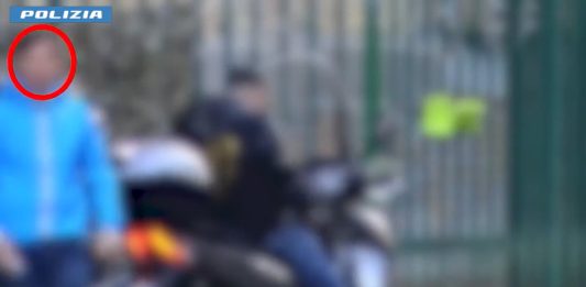Blitz della Polizia contro il traffico di droga a Napoli, 28 arresti a Scampia / Video
