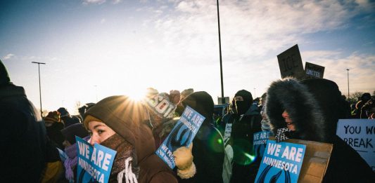 In migliaia a Minneapolis contro l’Ice, appare a sorpresa anche Bruce Springsteen
