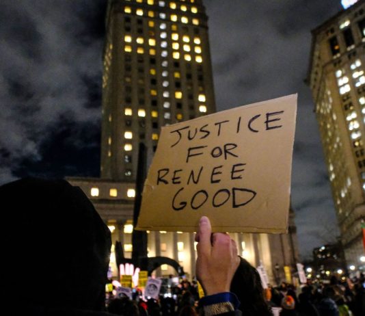 Donna uccisa dai federali a Minneapolis, proteste in diverse città. Trump “Agenti minacciati”, governatore Walz “Tragedia evitabile”