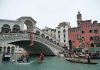 La Regata delle Befane celebra la 45esima edizione con l’arrivo sotto il Ponte di Rialto