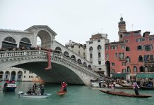 La Regata delle Befane celebra la 45esima edizione con l’arrivo sotto il Ponte di Rialto