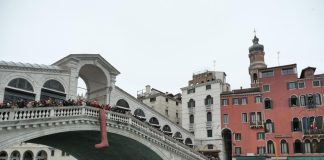 La Regata delle Befane celebra la 45esima edizione con l’arrivo sotto il Ponte di Rialto