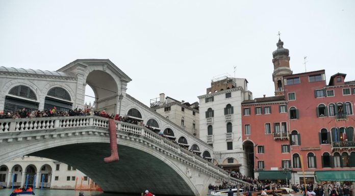 La Regata delle Befane celebra la 45esima edizione con l’arrivo sotto il Ponte di Rialto
