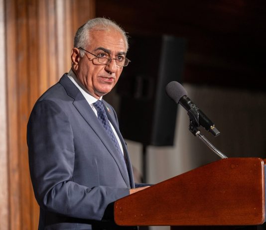 Iran, Pahlavi “Il regime sta per crollare, pronto a guidare una transizione”