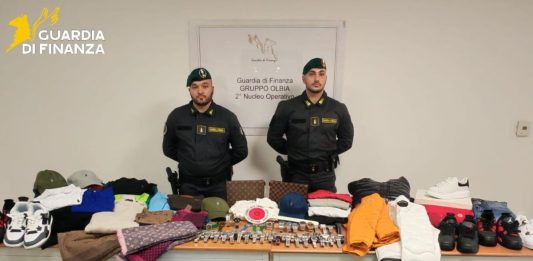 Sequestrati a Olbia oltre mille oggetti contraffatti, due denunce