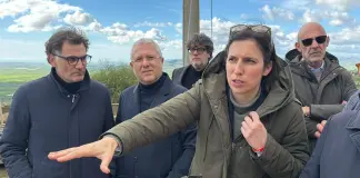 Schlein a Niscemi “Vicini a comunità colpita dalla frana”. Sul maltempo “Dirottare 1 mld stanziato per il Ponte sullo Stretto” / Video