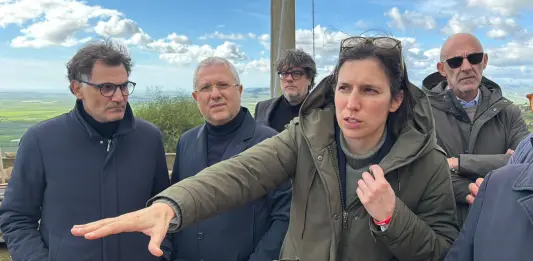 Schlein a Niscemi “Vicini a comunità colpita dalla frana”. Sul maltempo “Dirottare 1 mld stanziato per il Ponte sullo Stretto” / Video