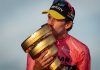 Ciclismo, a 33 anni si ritira Simon Yates: nel 2025 vinse il Giro d’Italia