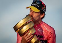 Ciclismo, a 33 anni si ritira Simon Yates: nel 2025 vinse il Giro d’Italia