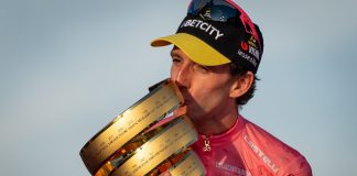 Ciclismo, a 33 anni si ritira Simon Yates: nel 2025 vinse il Giro d’Italia