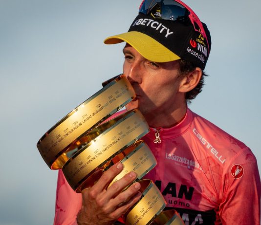 Ciclismo, a 33 anni si ritira Simon Yates: nel 2025 vinse il Giro d’Italia