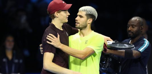 Alcaraz batte Sinner in due set nell’esibizione di Seul, momenti di show nella prima del 2026 tra i due big