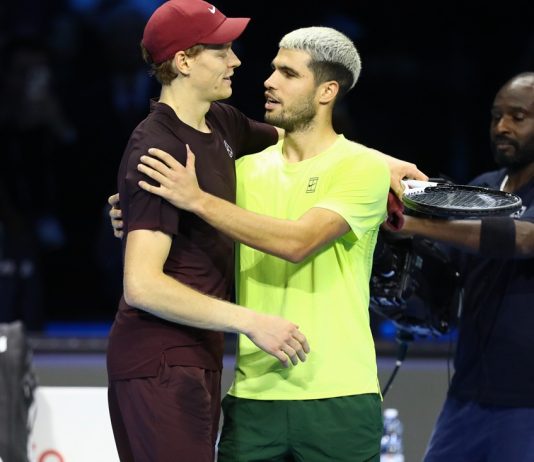 Alcaraz batte Sinner in due set nell’esibizione di Seul, momenti di show nella prima del 2026 tra i due big