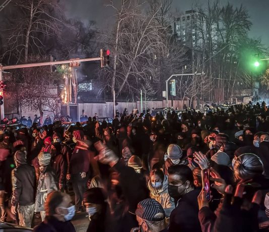 Proteste in Iran, procuratore generale “Tutti i manifestanti rischiano la pena di morte”. Khamenei pone i servizi di sicurezza in stato di massima allerta