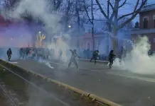 Scontri al corteo per Askatasuna a Torino, incendi in strada e diversi feriti. In fiamme una camionetta, aggredita una troupe tv / Foto