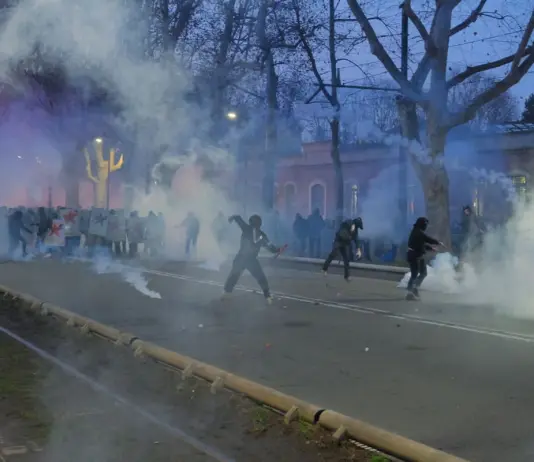 Guerriglia urbana al corteo contro lo sgombero di Askatasuna a Torino: negli scontri 6 feriti e una camionetta incendiata / Foto