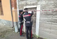 Tenta di uccidere la madre con una pistola sparachiodi, grave una donna di 65 anni a Torino