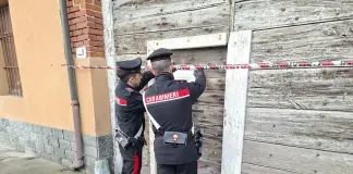 Tenta di uccidere la madre con una pistola sparachiodi, grave una donna di 65 anni a Torino