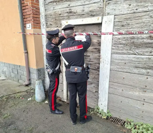 Tenta di uccidere la madre con una pistola sparachiodi, grave una donna di 65 anni a Torino