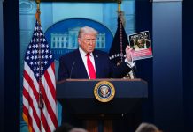 Trump mostra le foto degli immigrati arrestati in Minnesota “Molti sono assassini”. Poi rifiuta l’invito di Macron al G7 a Parigi