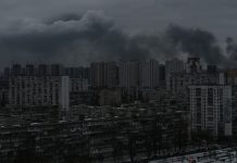 Ad Abu Dhabi secondo giorno di trilaterale tra Ucraina, Russia e Usa. Bombardamenti a Kiev e Kharkiv, un morto