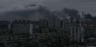 Ad Abu Dhabi secondo giorno di trilaterale tra Ucraina, Russia e Usa. Bombardamenti a Kiev e Kharkiv, un morto