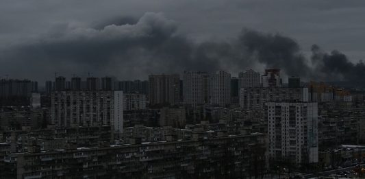 Ad Abu Dhabi secondo giorno di trilaterale tra Ucraina, Russia e Usa. Bombardamenti a Kiev e Kharkiv, un morto