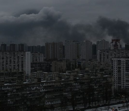 Ad Abu Dhabi secondo giorno di trilaterale tra Ucraina, Russia e Usa. Bombardamenti a Kiev e Kharkiv, un morto