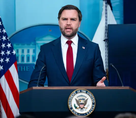 Usa e Iran firmano l’accordo, Vance “Distrutto il programma nucleare di Teheran”