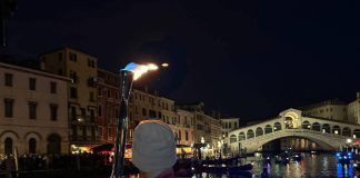 Milano-Cortina 2026, il viaggio della Fiamma Olimpica fa tappa a Venezia