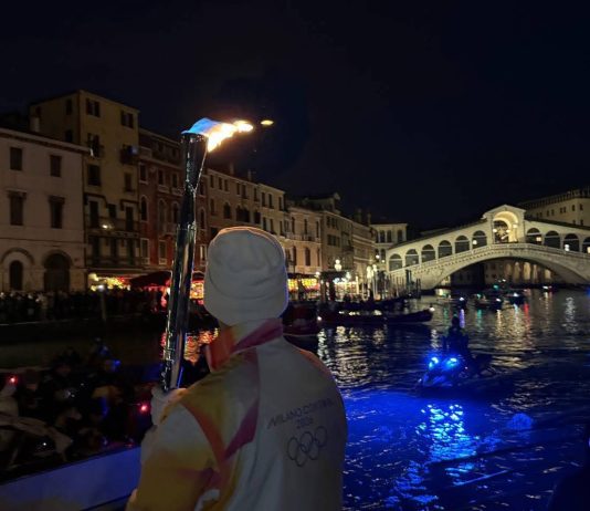 Milano-Cortina 2026, il viaggio della Fiamma Olimpica fa tappa a Venezia